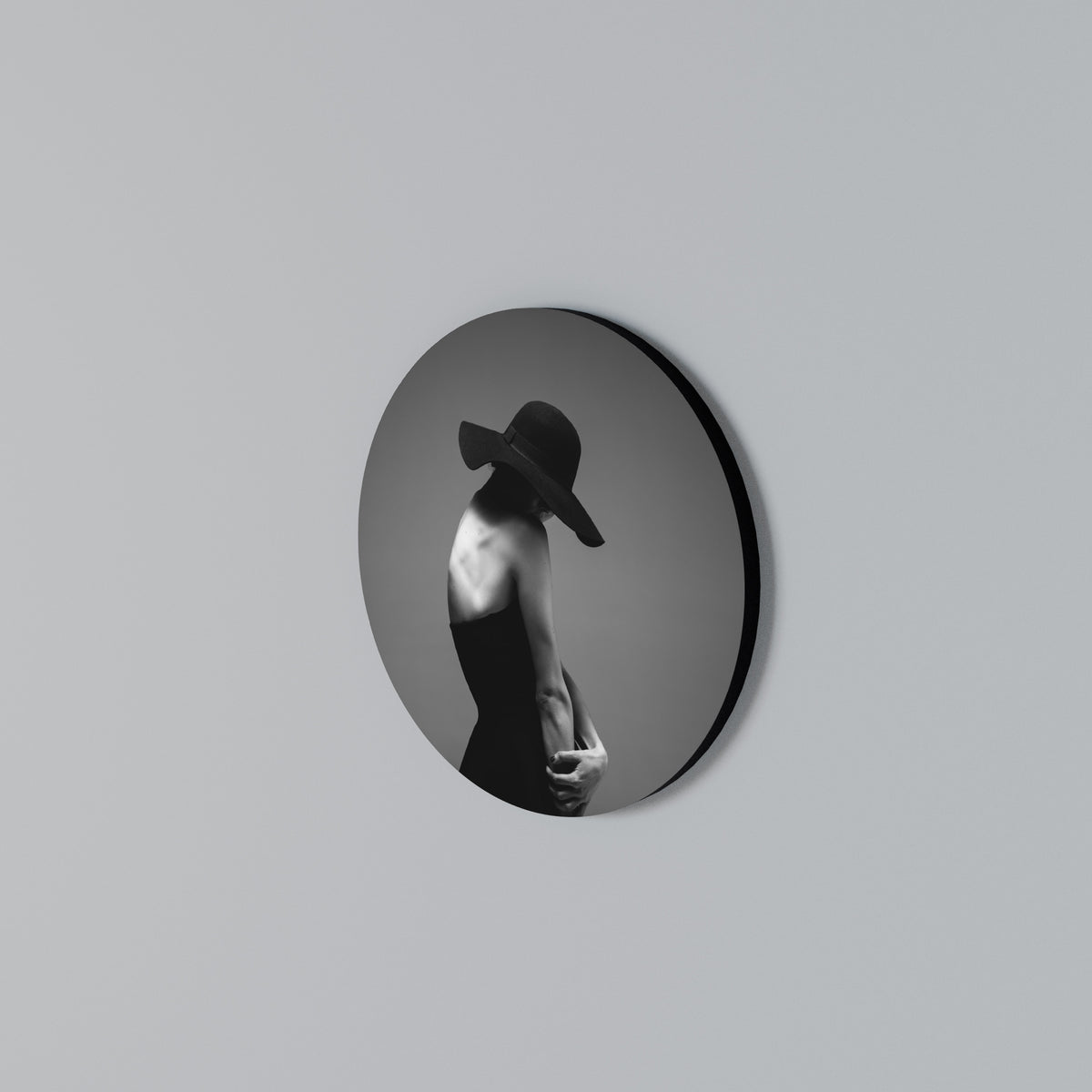 SILHOUETTE OF MYSTERY Στρογγυλός πίνακας ζωγραφικής