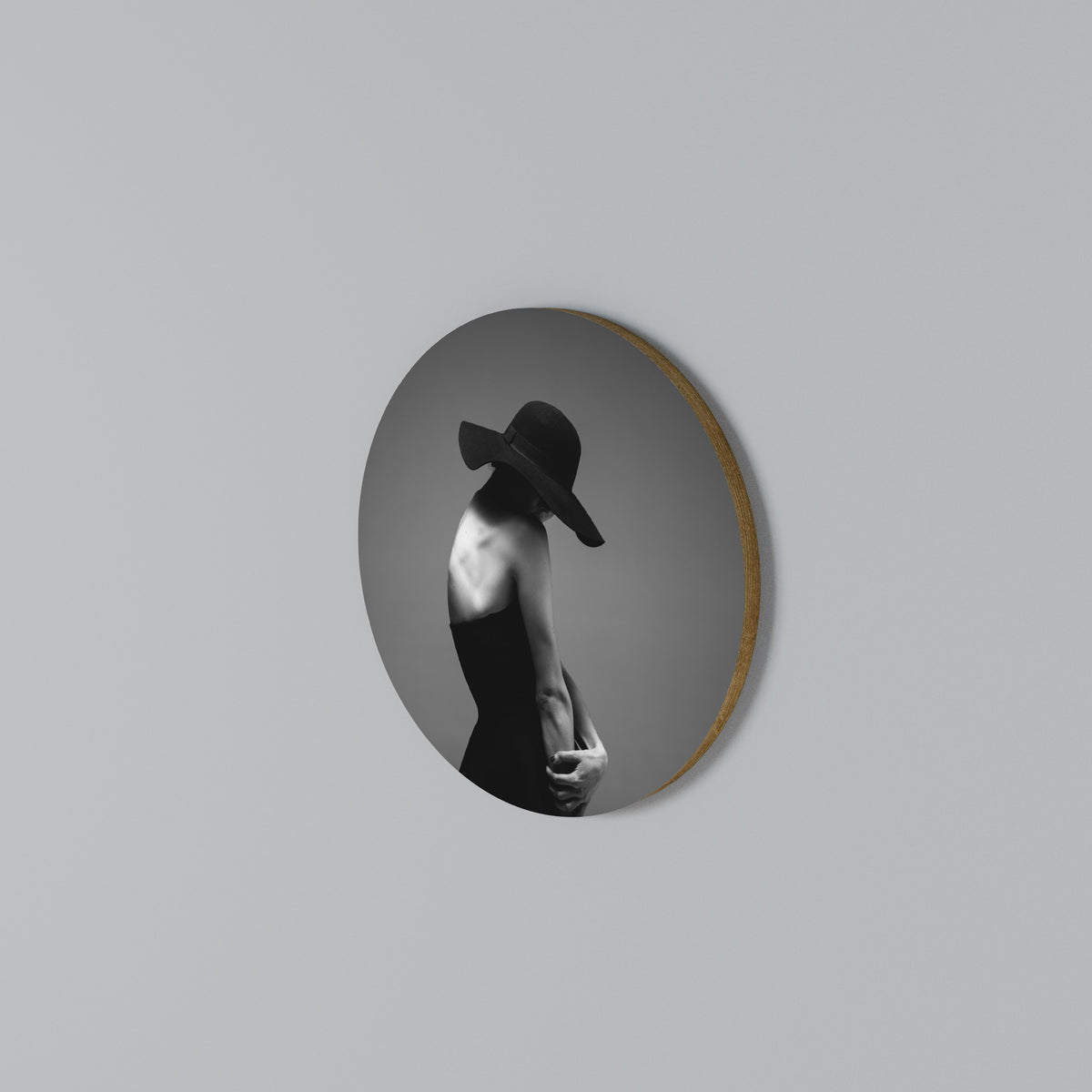 SILHOUETTE OF MYSTERY Στρογγυλός πίνακας ζωγραφικής
