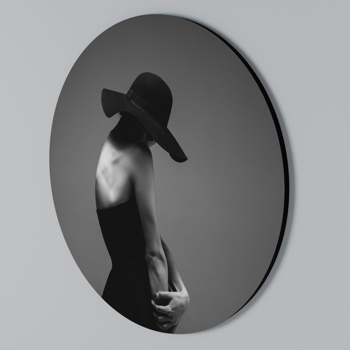 SILHOUETTE OF MYSTERY Στρογγυλός πίνακας ζωγραφικής