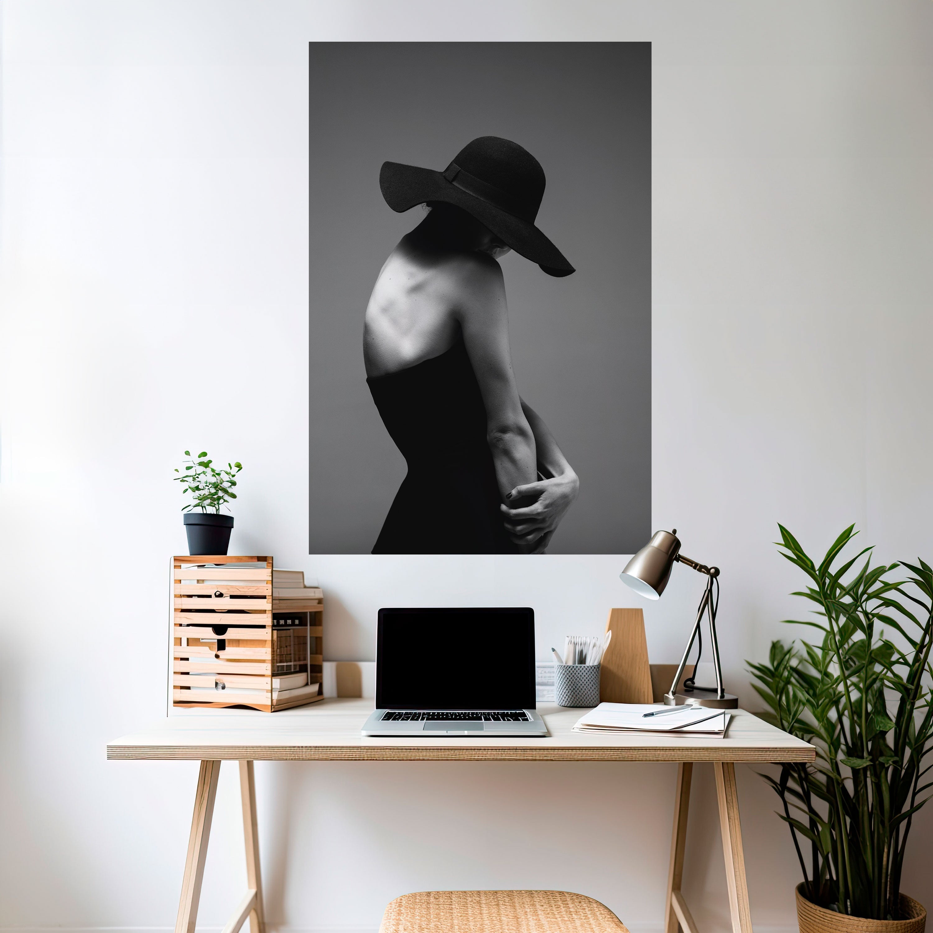 SILHOUETTE OF MYSTERY Αφίσα με κάθετη κόλλα και κολλήματα