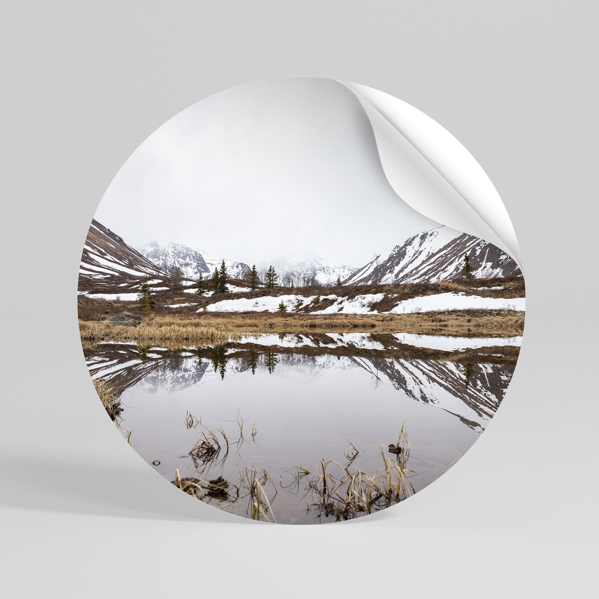 SNOW-KISSED REFLECTIONS Αυτοκόλλητη Αφίσα στρογγυλή