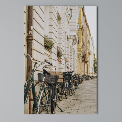URBAN CYCLE HAVEN Κατακόρυφος Πίνακας σε Καμβά