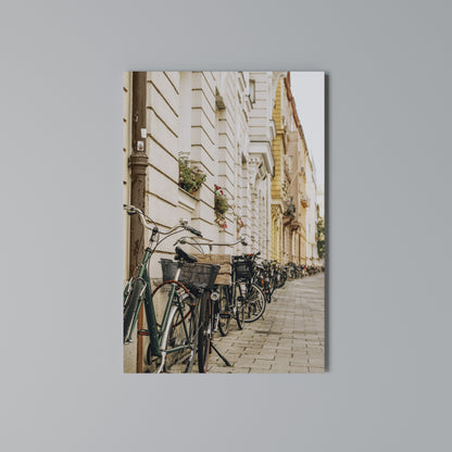 URBAN CYCLE HAVEN Κατακόρυφος Πίνακας σε Καμβά