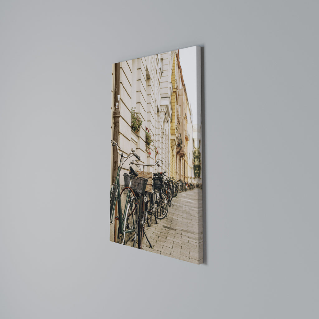 URBAN CYCLE HAVEN Κατακόρυφος Πίνακας σε Καμβά