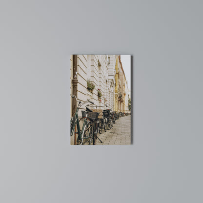 URBAN CYCLE HAVEN Κατακόρυφος Πίνακας σε Καμβά