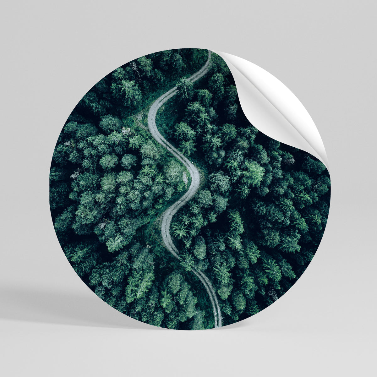 FORESTED SERPENTINE ROUTE Αυτοκόλλητη Αφίσα στρογγυλή
