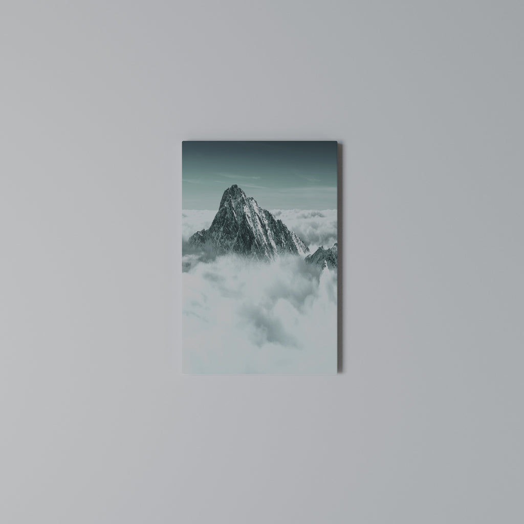 CLOUD-KISSED PEAK Κατακόρυφος Πίνακας σε Καμβά