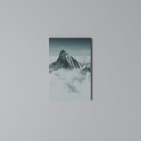 CLOUD-KISSED PEAK Κατακόρυφος Πίνακας σε Καμβά