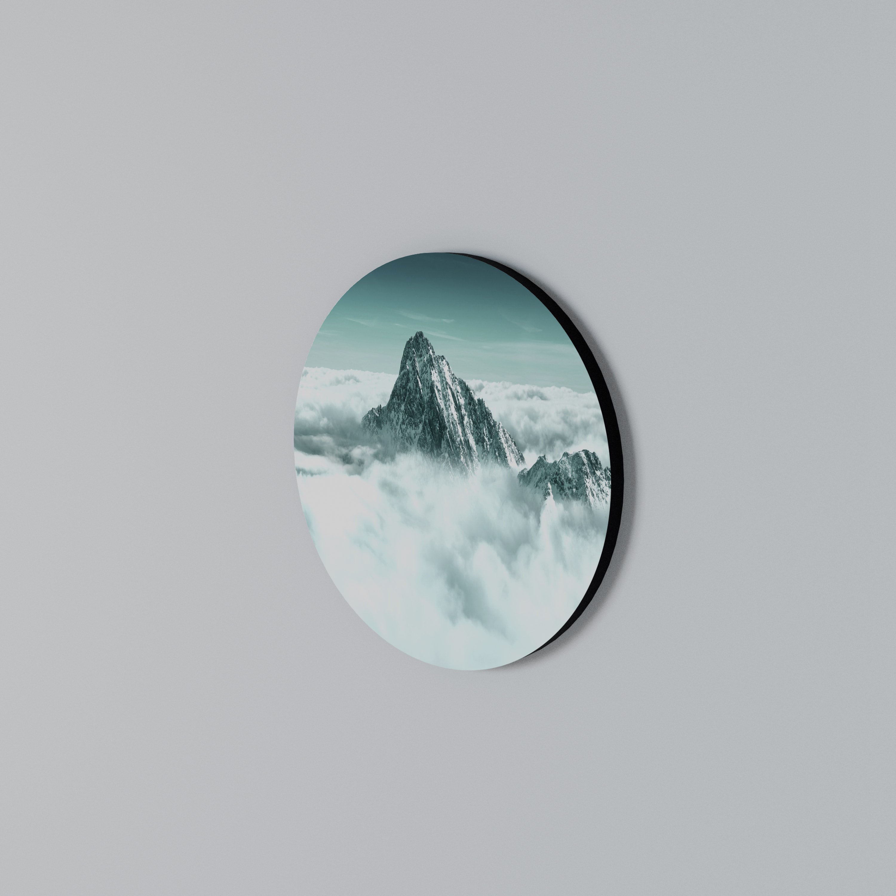 CLOUD-KISSED PEAK Στρογγυλός πίνακας ζωγραφικής