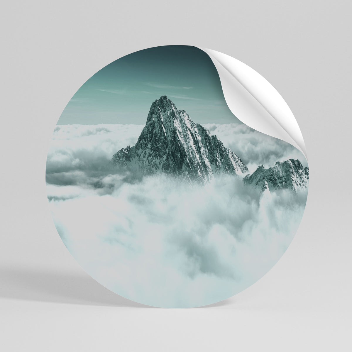 CLOUD-KISSED PEAK Αυτοκόλλητη Αφίσα στρογγυλή