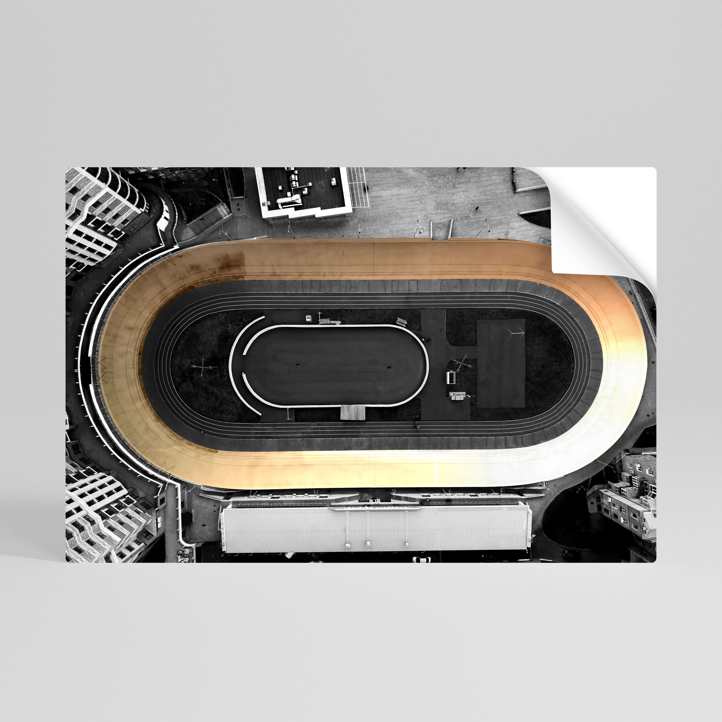 EDGE OF THE TRACK Αυτοκόλλητη "Peel and Stick" Αφίσα οριζόντια