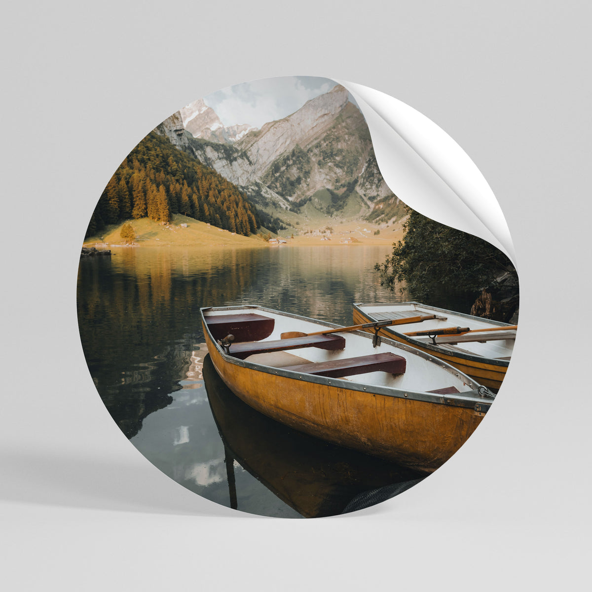 TRANQUIL LAKE JOURNEY Αυτοκόλλητη Αφίσα στρογγυλή