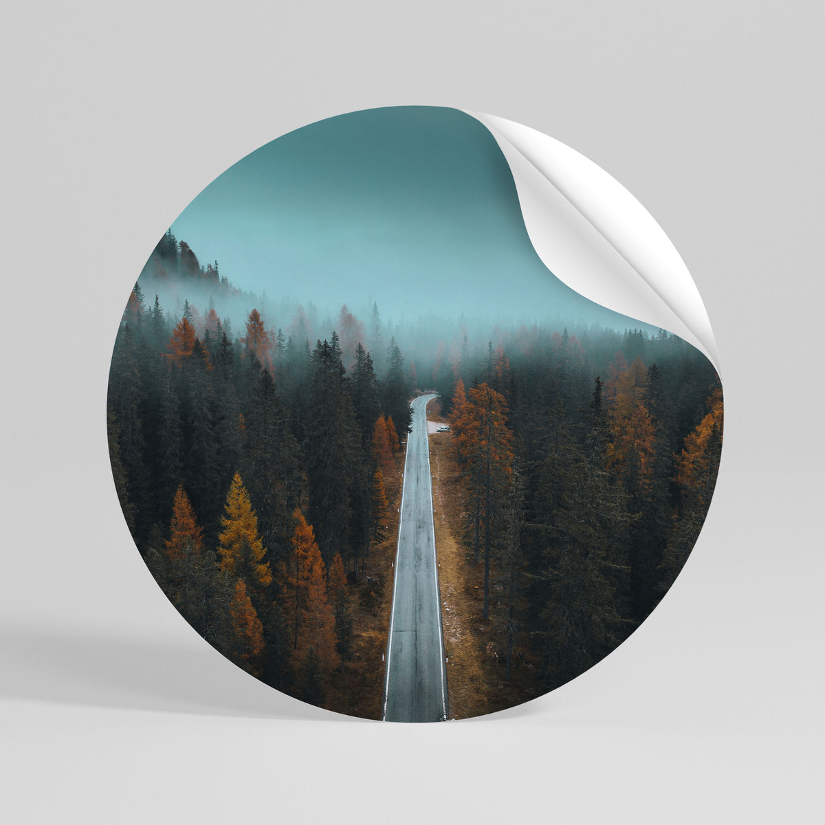 SERENE ROADWAY ESCAPE Αυτοκόλλητη Αφίσα στρογγυλή