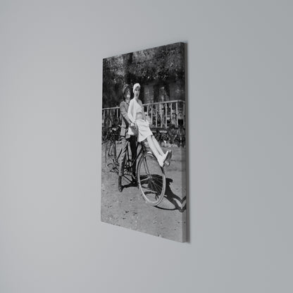 RIDING THROUGH TIME Κατακόρυφος Πίνακας σε Καμβά