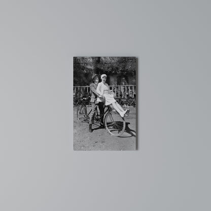 RIDING THROUGH TIME Κατακόρυφος Πίνακας σε Καμβά
