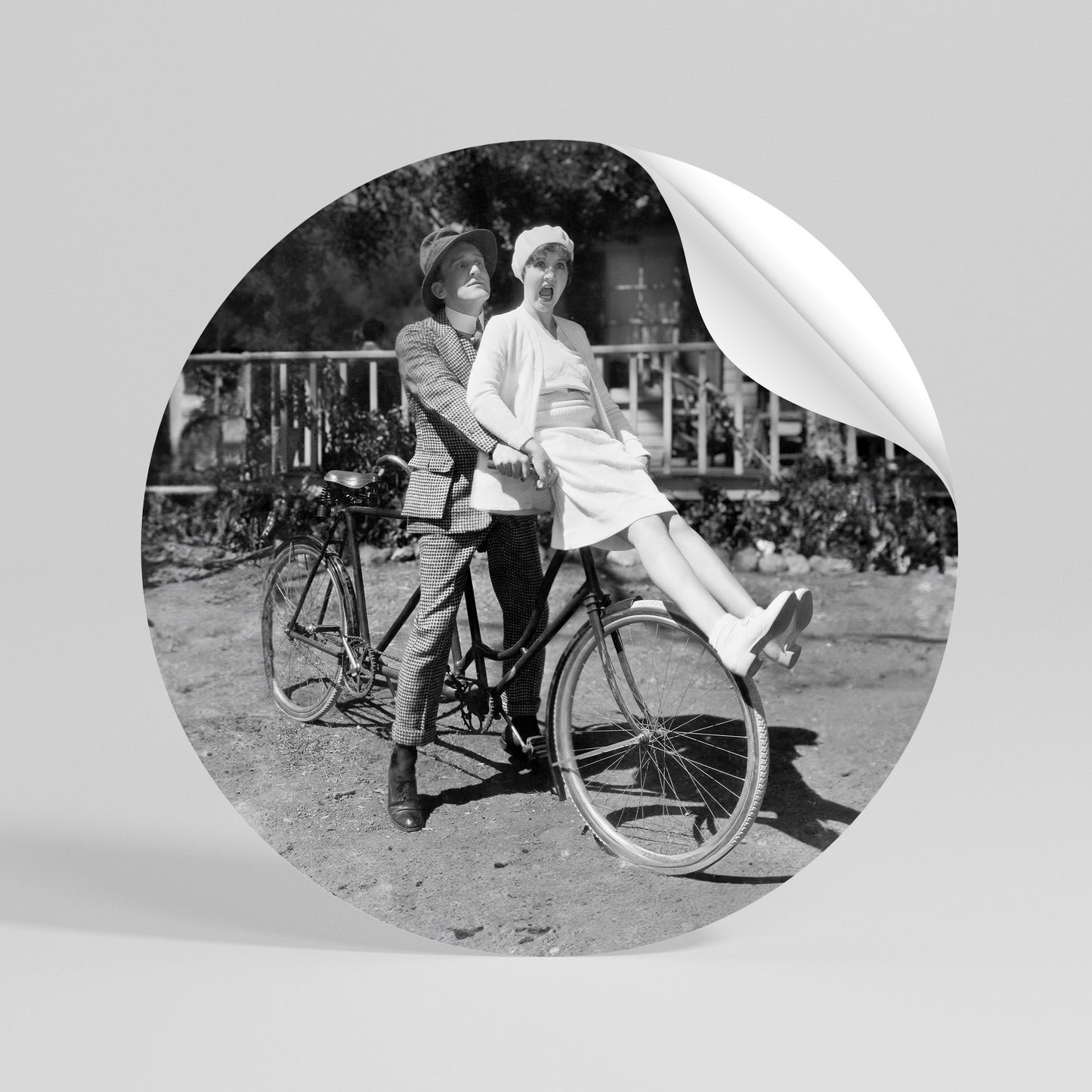 RIDING THROUGH TIME Αυτοκόλλητη Αφίσα στρογγυλή