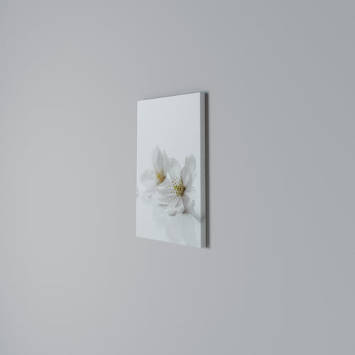 FLEETING WHITE PETALS Κατακόρυφος Πίνακας σε Καμβά